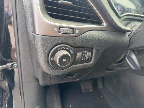 Used 2019 Jeep Cherokee Latitude Plus AWD/4WD image 14
