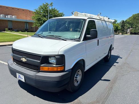 Used 2017 Chevrolet Express 2500 RWD image 3