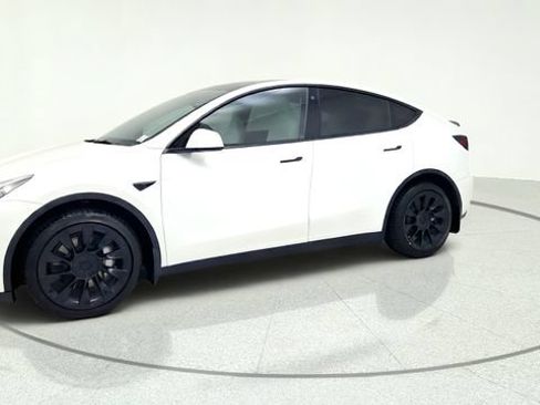 Used 2022 Tesla Model Y Long Range AWD/4WD image 4