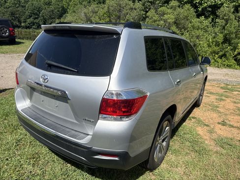 Used 2011 Toyota Highlander Limited w/ Tow Pkg AWD/4WD image 6