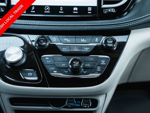Used 2023 Chrysler Pacifica Touring-L FWD image 21