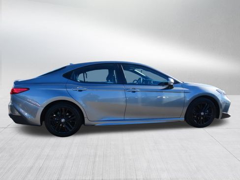 Used 2025 Toyota Camry SE image 8