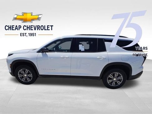 Used 2025 Chevrolet Traverse LT FWD image 2