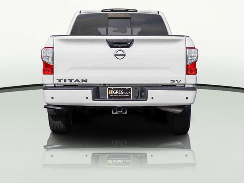 Used 2021 Nissan Titan SV w/ Accessory Utility Package image 8