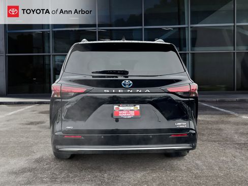 Used 2023 Toyota Sienna Limited image 11