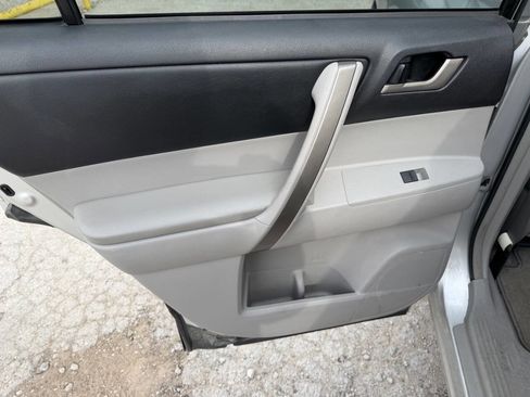 Used 2010 Toyota Highlander SE image 15
