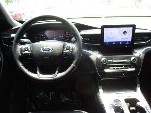 Used 2020 Ford Explorer XLT w/ Equipment Group 202A AWD/4WD image 13