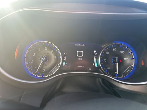 Used 2024 Chrysler Pacifica Touring-L image 35