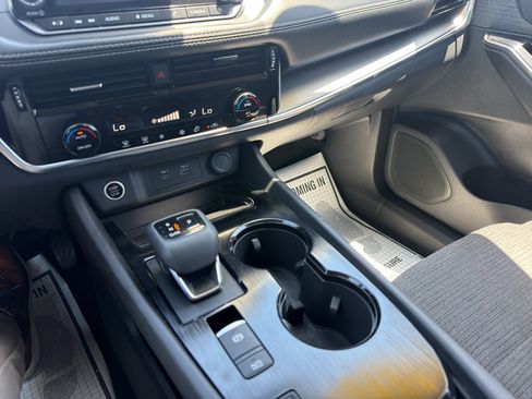Used 2023 Nissan Rogue SV FWD image 16