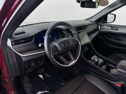 Certified 2025 Jeep Grand Cherokee Limited image 17