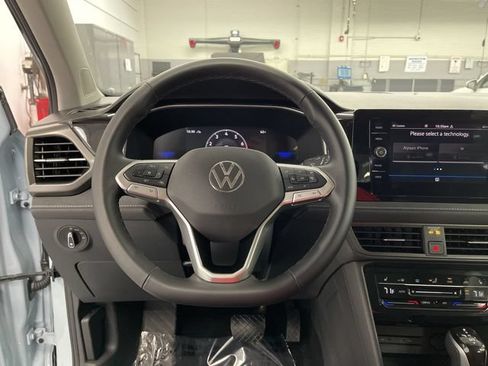 Used 2025 Volkswagen Taos SE AWD/4WD image 13