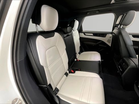 Used 2024 Porsche Cayenne AWD/4WD image 24