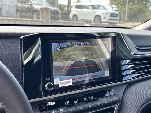 Used 2025 Toyota Camry SE image 18