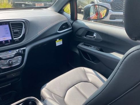 New 2026 Chrysler Pacifica Select image 37