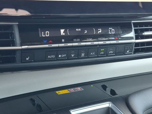 Used 2025 Toyota Sienna XLE FWD image 22