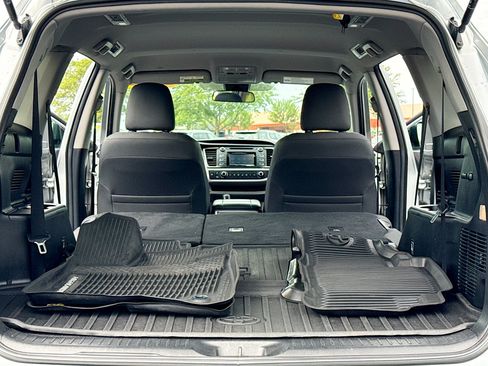 Used 2019 Toyota Highlander LE AWD/4WD image 7