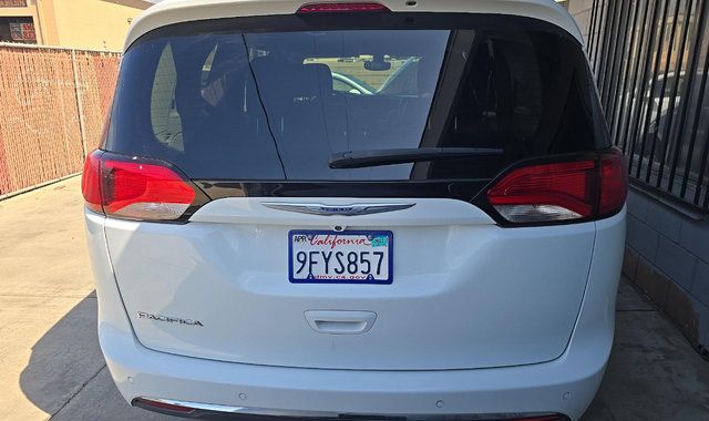 Used 2020 Chrysler Pacifica Touring-L FWD image 5