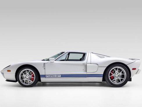 Used 2005 Ford GT RWD image 3