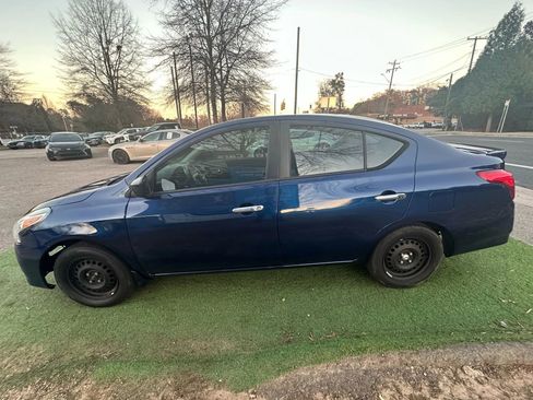 Used 2019 Nissan Versa SV image 4