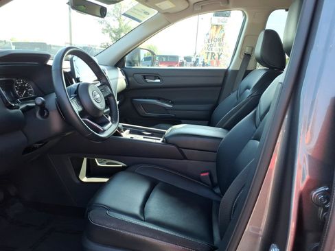 Used 2025 Nissan Pathfinder SL FWD image 10