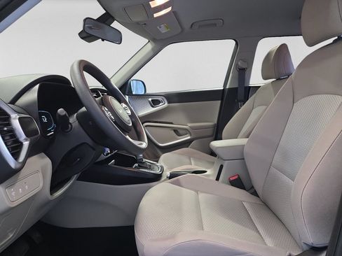 Used 2025 Kia Soul LX w/ LX Technology Package FWD image 16