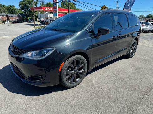 Used 2020 Chrysler Pacifica Touring-L Plus w/ Advanced Safetytec Group FWD image 5