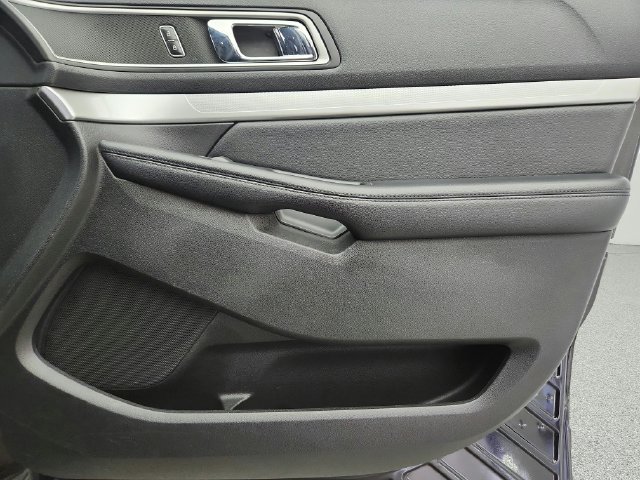Used 2017 Ford Explorer XLT w/ Equipment Group 201A AWD/4WD image 28