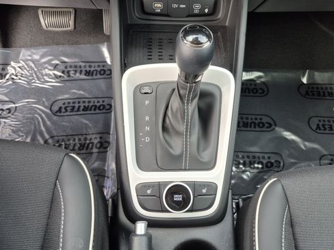Certified 2025 Hyundai Venue Limited FWD image 25