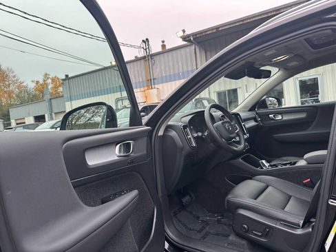 Used 2025 Volvo XC40 B5 Plus w/ Climate Package image 20