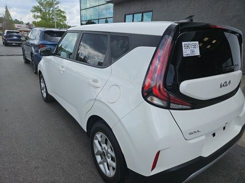 Certified 2025 Kia Soul LX w/ LX Technology Package image 9