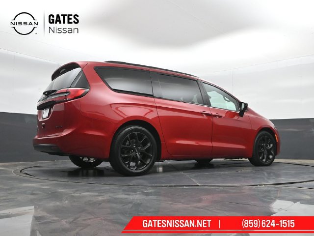 Used 2025 Chrysler Pacifica Limited FWD image 43