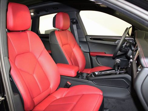 Certified 2025 Porsche Macan AWD/4WD image 37