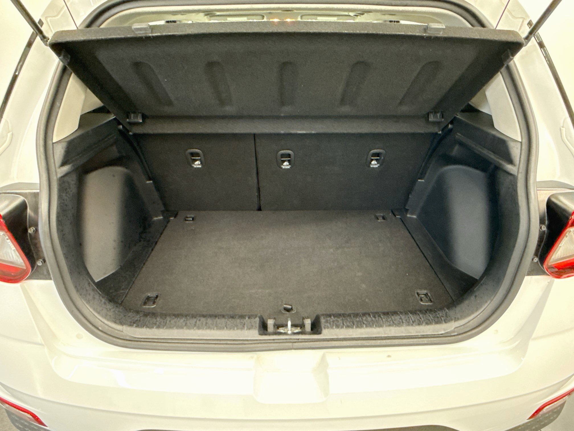 Used 2025 Hyundai Venue SEL FWD image 29