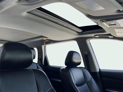 Used 2020 Nissan Pathfinder Platinum image 26