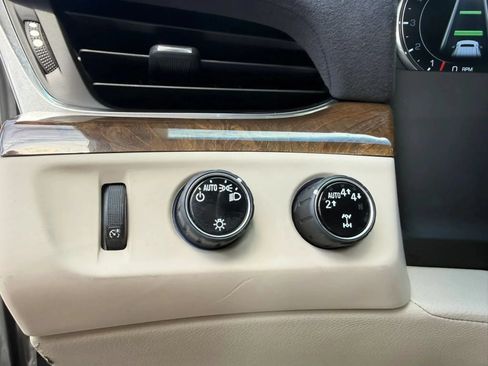 Used 2019 Cadillac Escalade ESV Luxury AWD/4WD image 18