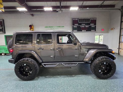 Used 2019 Jeep Wrangler Unlimited Sahara w/ Uconnect 4C Nav & Sound Group AWD/4WD image 5