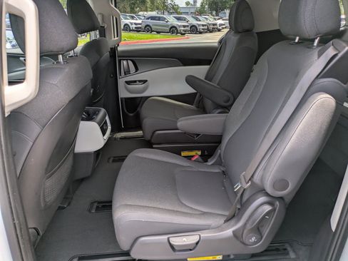 Certified 2024 Kia Carnival LX FWD image 11