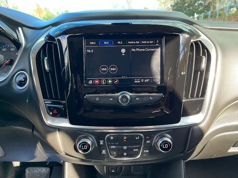 Used 2020 Chevrolet Traverse LS image 17
