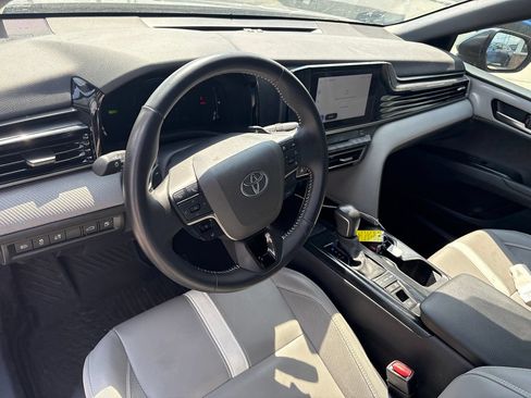 Used 2025 Toyota Camry SE FWD image 4