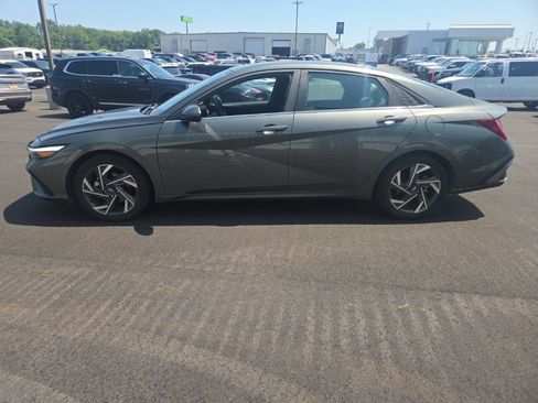 Used 2024 Hyundai Elantra Limited FWD image 9