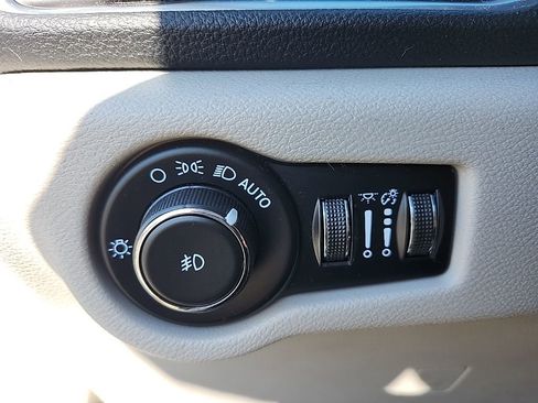 Used 2023 Chrysler Pacifica Limited image 35