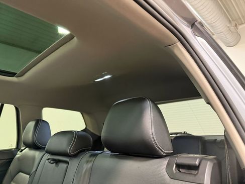 Used 2025 Volkswagen Atlas SEL AWD/4WD image 9