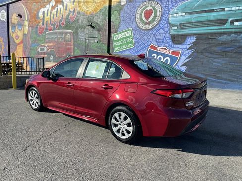 Used 2022 Toyota Corolla LE image 3
