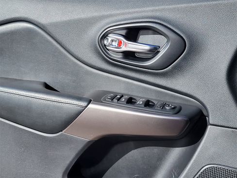 Used 2021 Jeep Cherokee Latitude Lux w/ Comfort/Convenience Group image 21