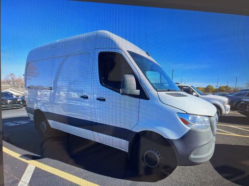 Used 2021 Mercedes-Benz Sprinter 2500 image 2