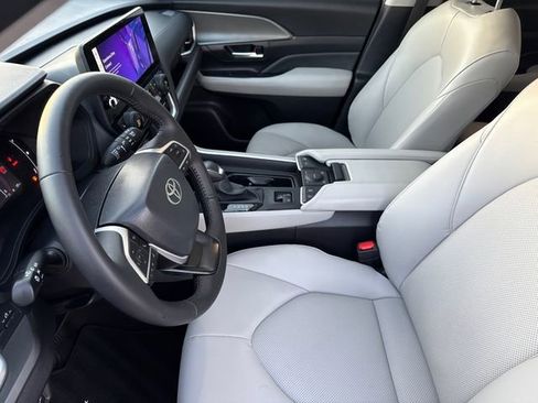 Used 2025 Toyota Grand Highlander AWD image 20