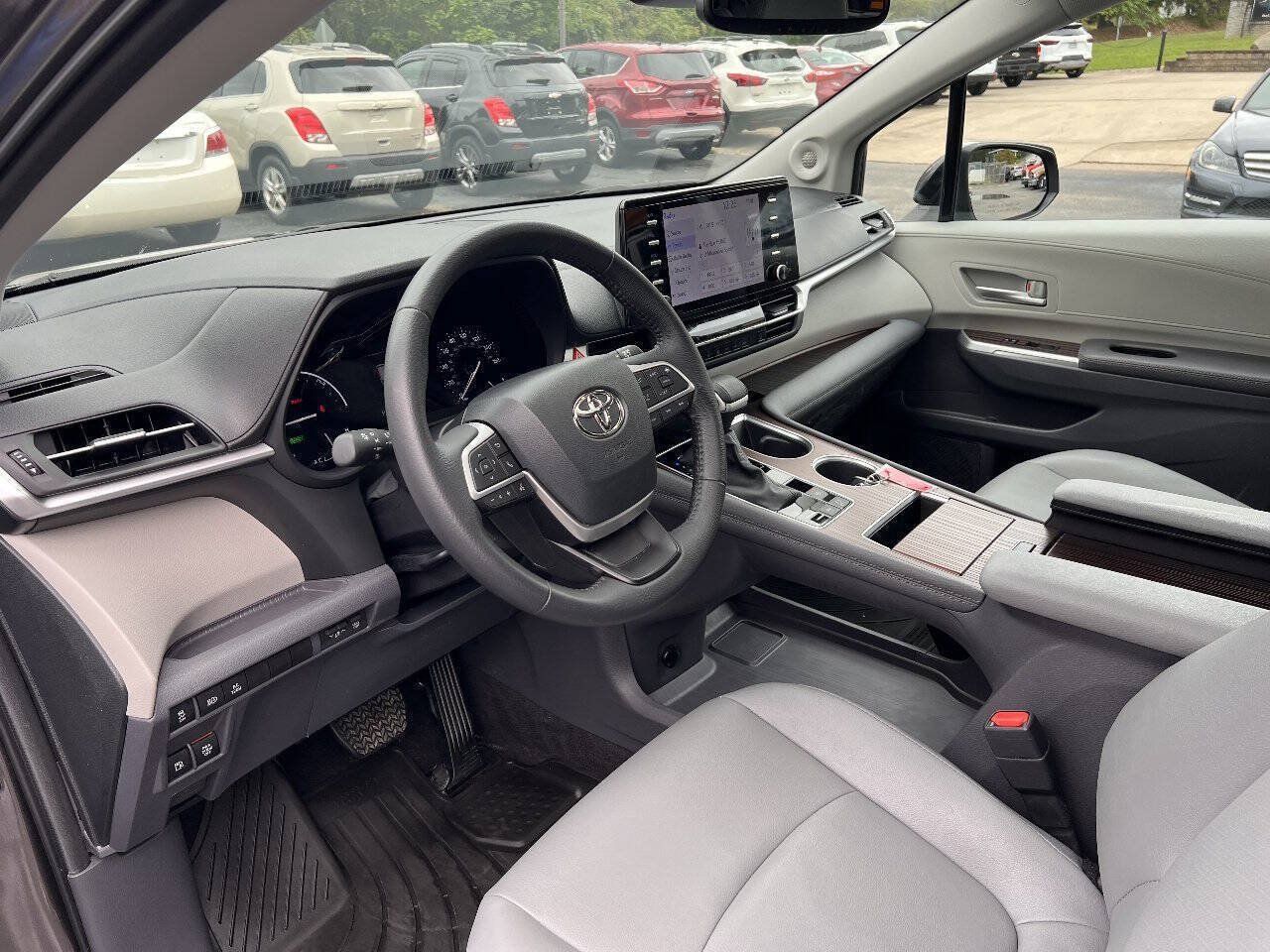 Used 2024 Toyota Sienna XLE w/ XLE Plus Package AWD/4WD image 16