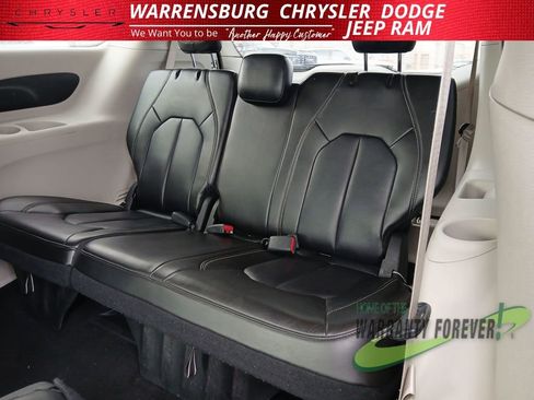 Used 2023 Chrysler Pacifica Touring-L image 15