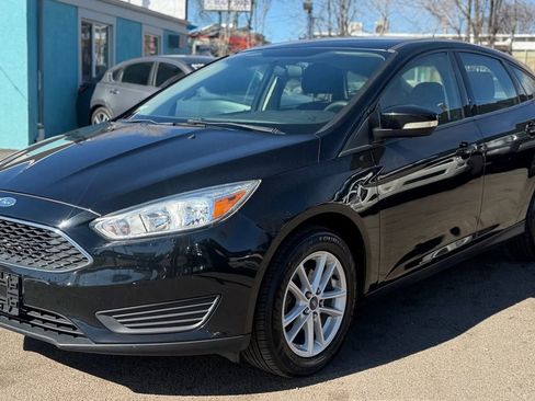 Used 2017 Ford Focus SE FWD image 4