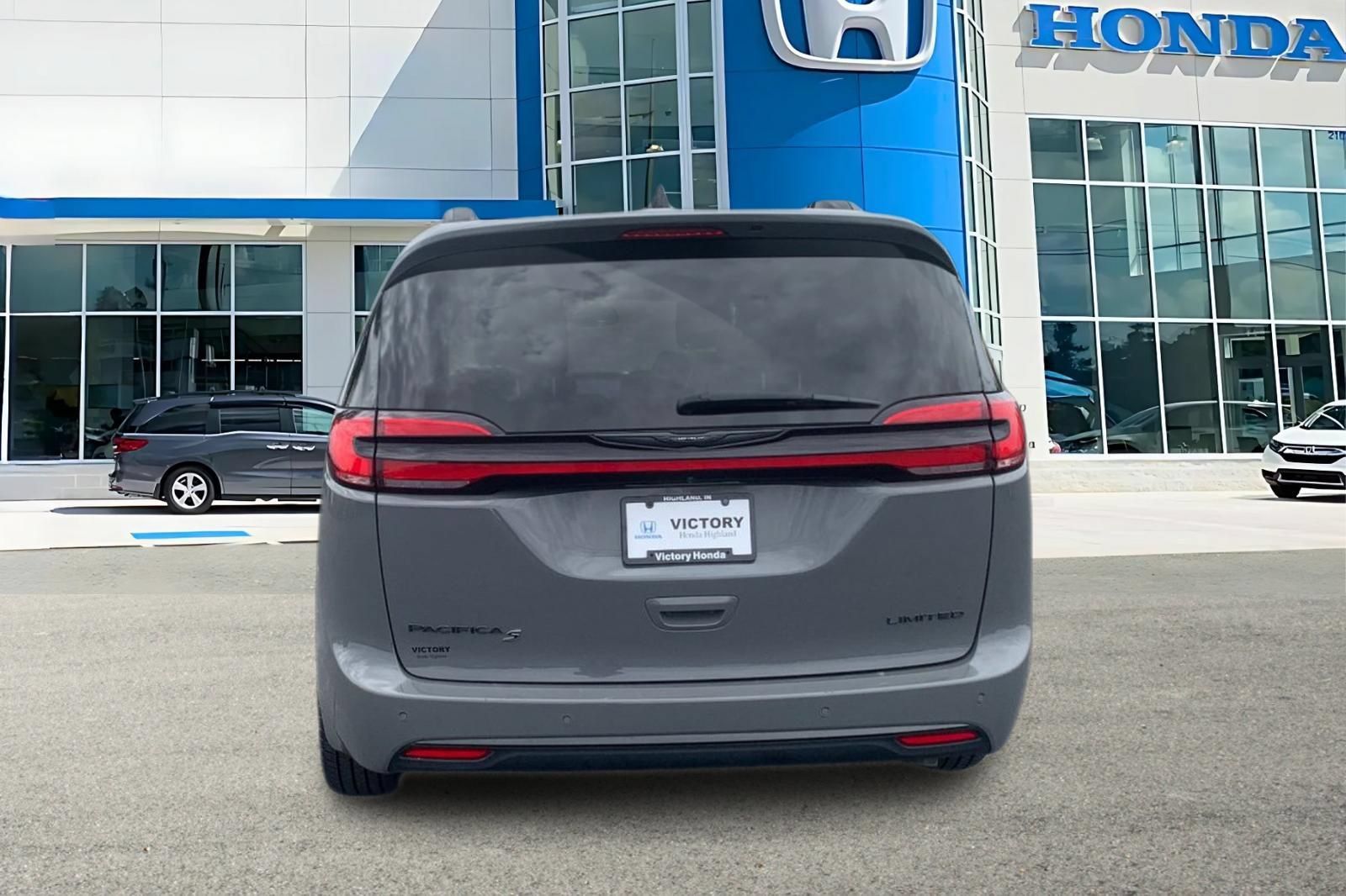 Used 2025 Chrysler Pacifica Limited FWD image 4